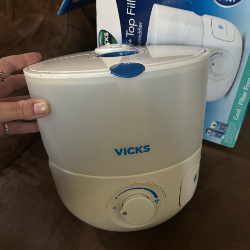 Vicks VapoSteam Filter Free Humidifier - Picture 3 of 5